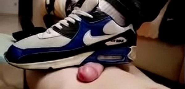  Pisando gostoso de tênis Nike Air Max no pau do amigo